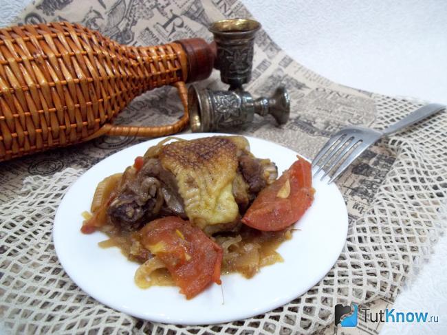 Готовые тушеные куриные бедра с томатами и луком