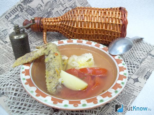 Готовый куриный суп с молодым картофелем, цветной капустой и помидорами