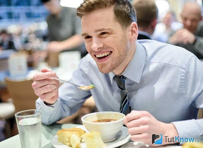 Парень кушает суп