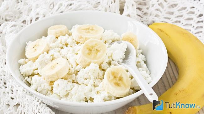 Творог и кусочки банана