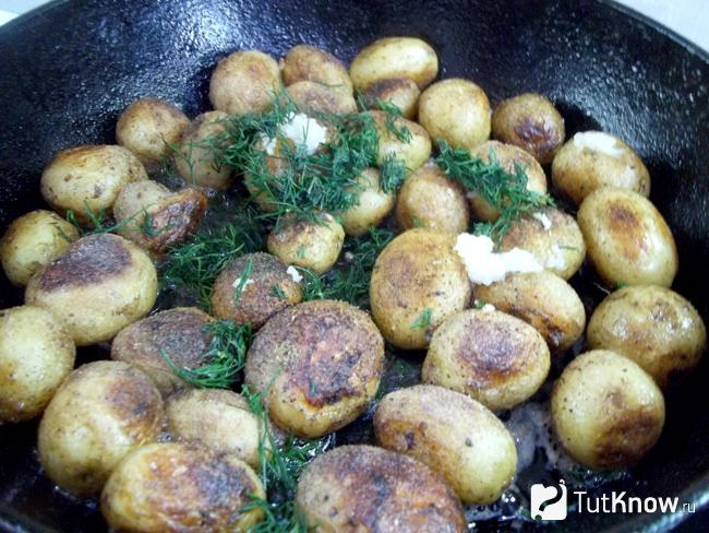 К картофелю добавлен чеснок и укроп