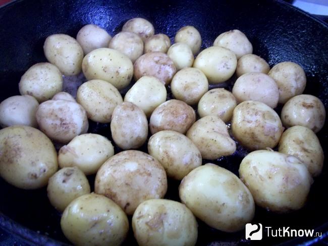 Картофель жарится в сковороде