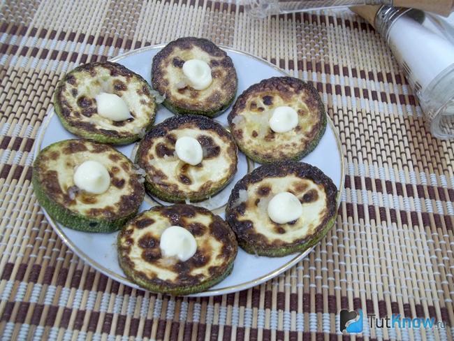 Кабачки приправлены чесноком и майонезом