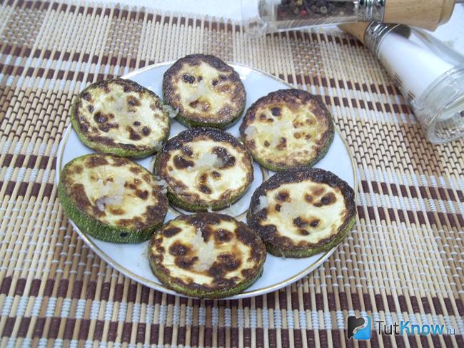 Жареные кабачки выложены на блюдо