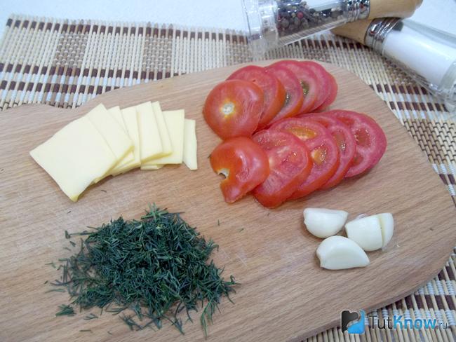 Помидоры нарезаны кольцами, сыр слайсами, укроп нашинкован, чеснок очищен