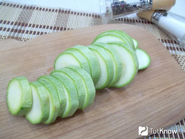 Кабачки нарезаны кольцами