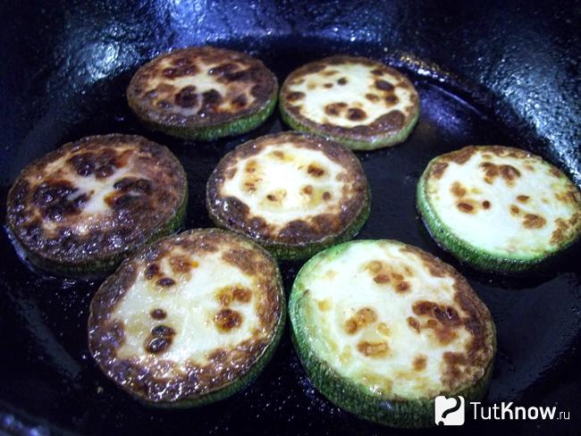 Кабачки жарятся в сковороде