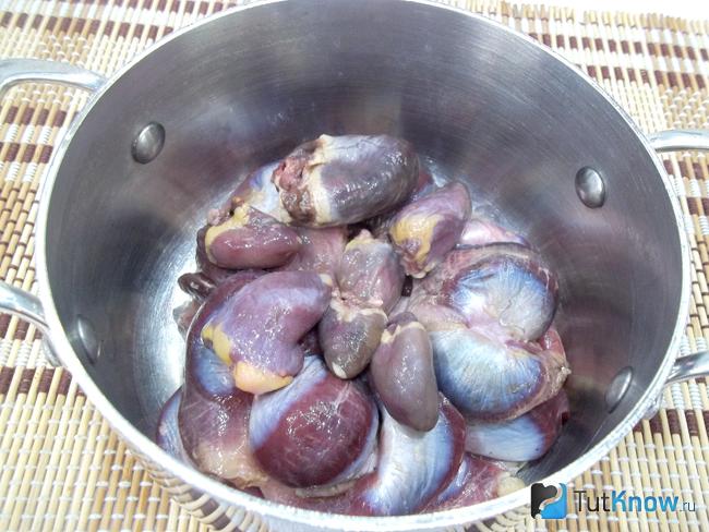 Желудки и сердечки варятся