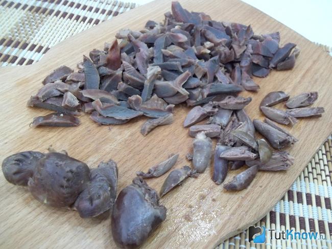 Отваренные желудки и сердечки нарезаны