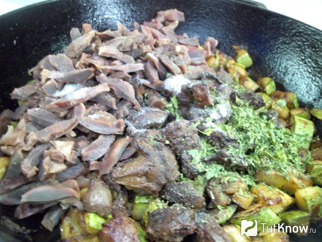 К продуктам добавлена зелень, пряности и соль