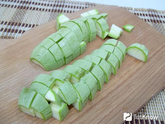 Кабачок нарезан кубиками