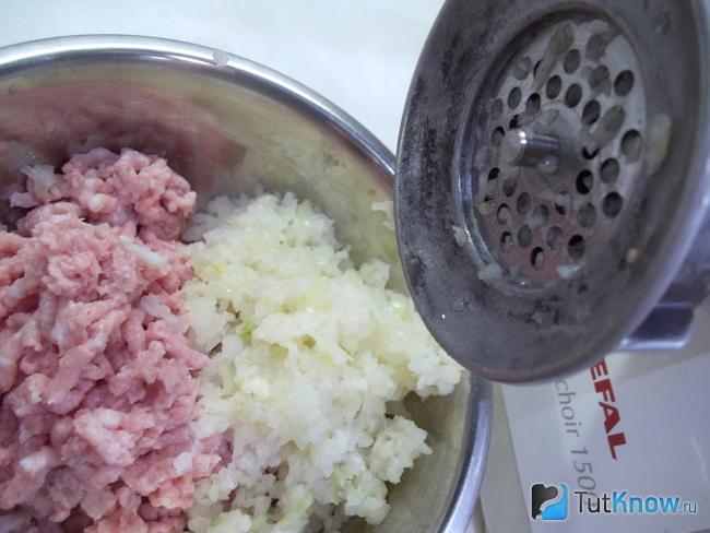 Лук перекручен через мясорубку
