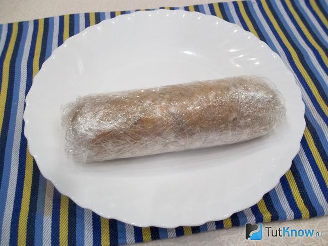 Фарш свернут колбаской
