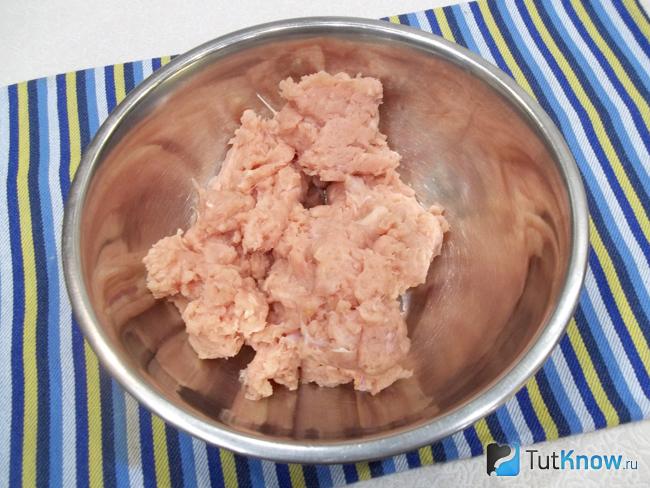 Куриное филе переложено в миску