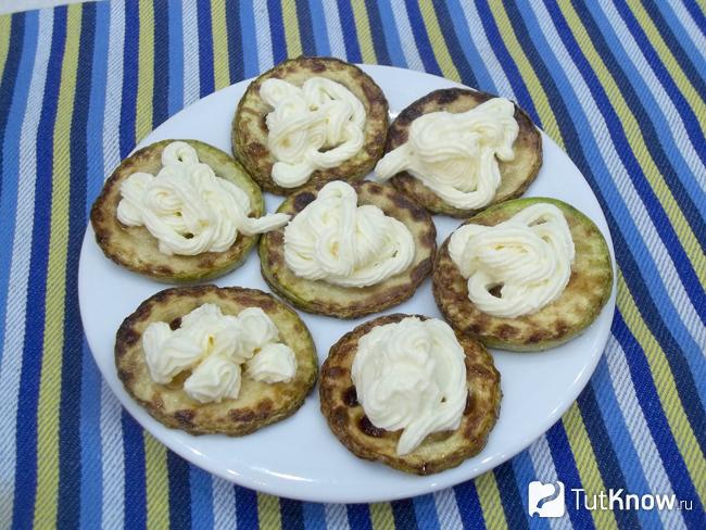 На жареные кабачки выложен сыр