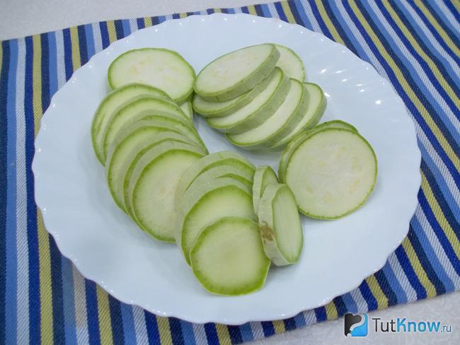 Кабачки нарезаны кольцами