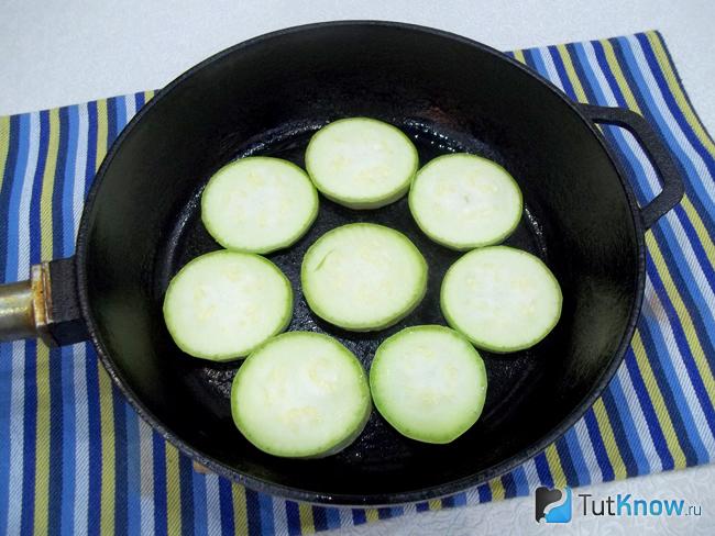 Кабачки жарятся