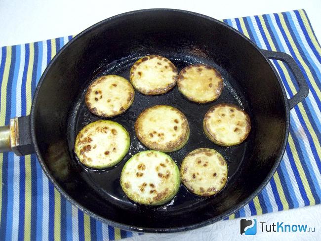Кабачки жарятся