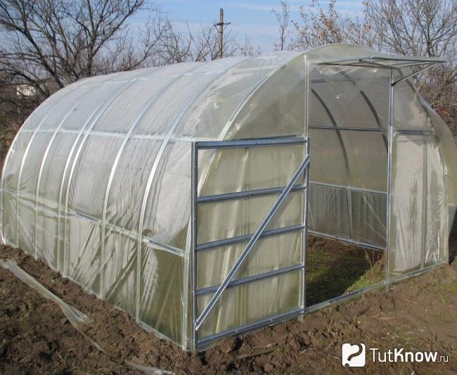 Теплица из полиэтиленовой пленки с металлическим каркасом