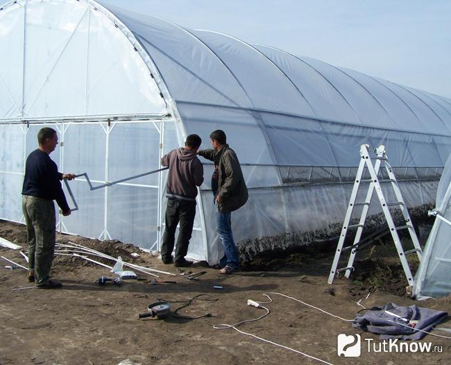 Обшивка теплицы полиэтиленовой пленкой