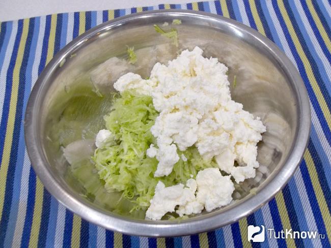 К кабачковой массе добавлен творог