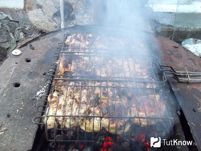 Мясо жарится на мангале