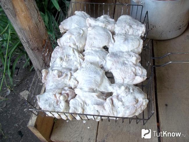 Мясо выложено на решетку