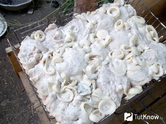 К мясу добавлен лук