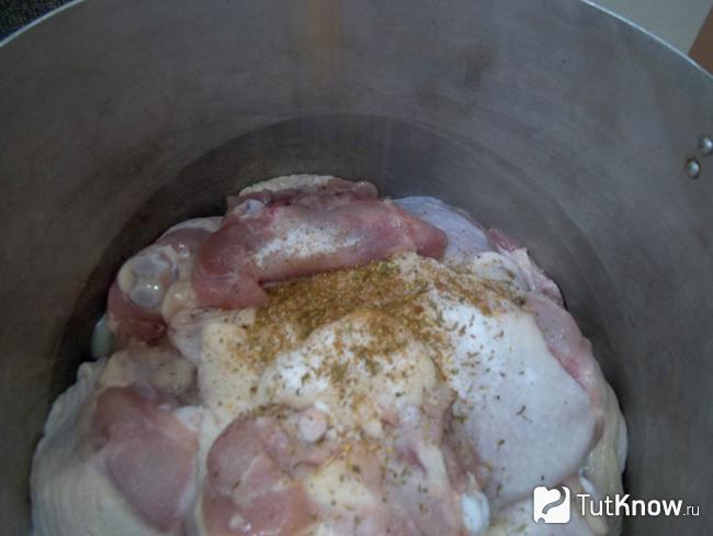 Продукты приправлены специями