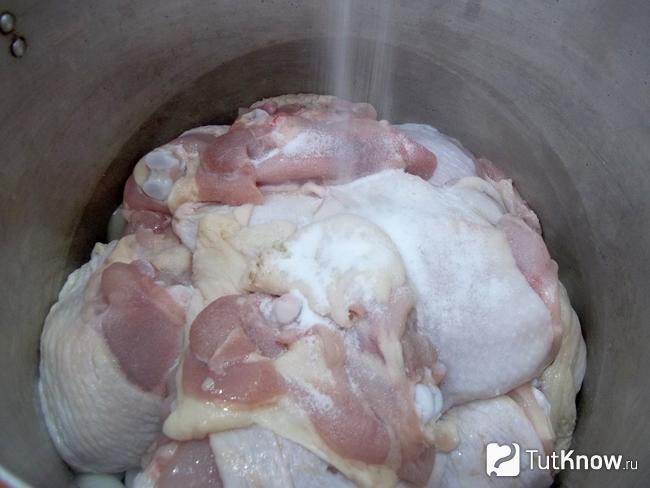 Продукты приправлены солью