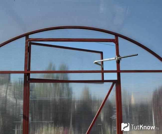 Проветривание теплицы через форточку