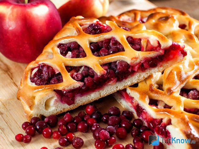 Пирог с яблоками и брусникой