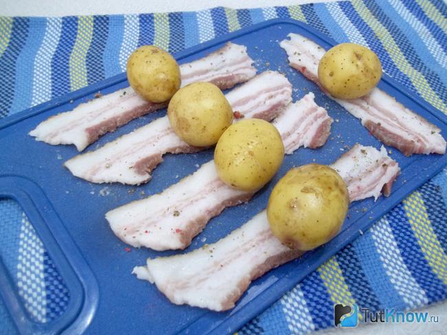 На бекон выложен картофель