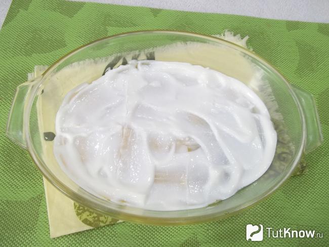 Листы лазаньи смазаны сметаной