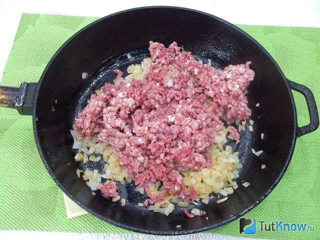 К луку добавлен мясной фарш