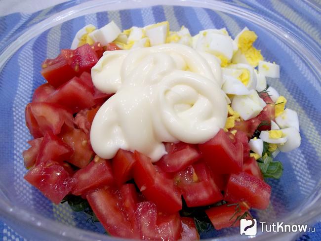 Продукты соединены, заправлены майонезом и перемешаны
