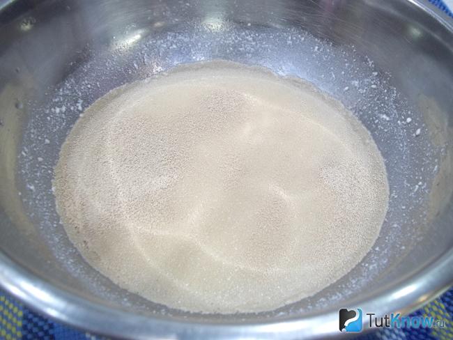 В сыворотку насыпан сахар и дрожжи