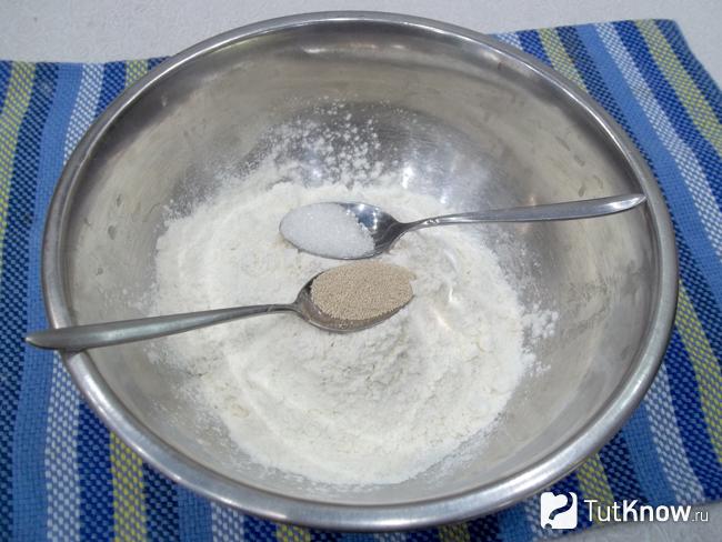 К муке добавлен сахар и дрожжи