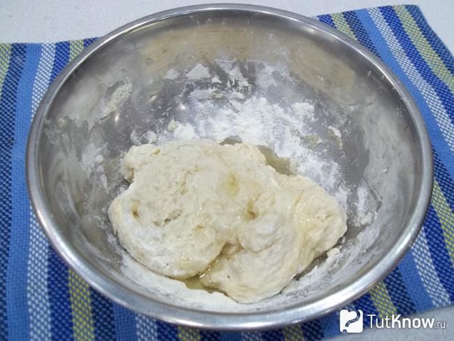 Замешивается тесто и влито масло