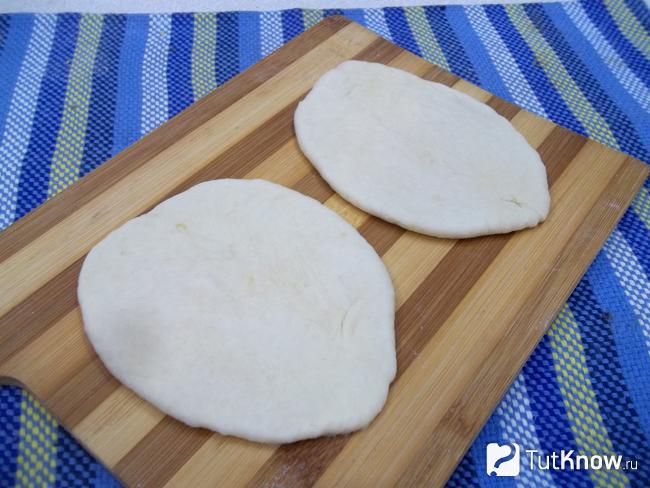 Булочка раскатана в тонкий круглый пласт