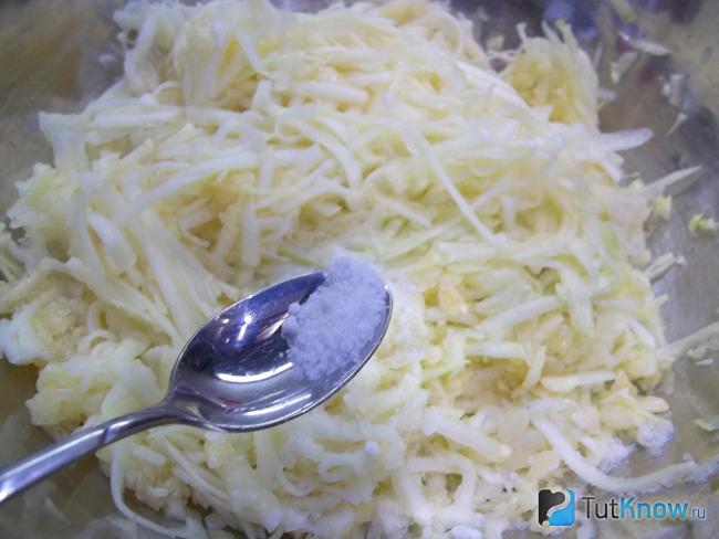 Кабачковая стружка присыпана солью