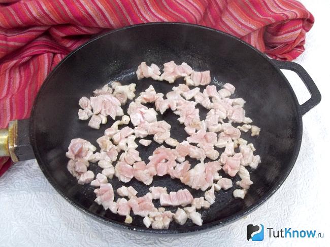 Мясо нарезано и жарится в сковороде