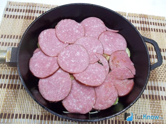 На баклажаны выложена колбаса