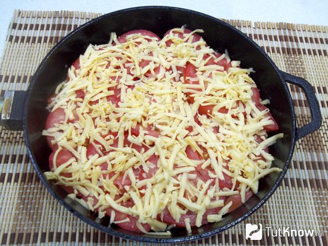 Продукты присыпаны сыром