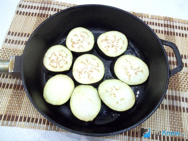 Баклажаны жарятся