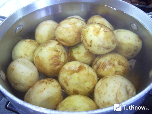 Картофель варится