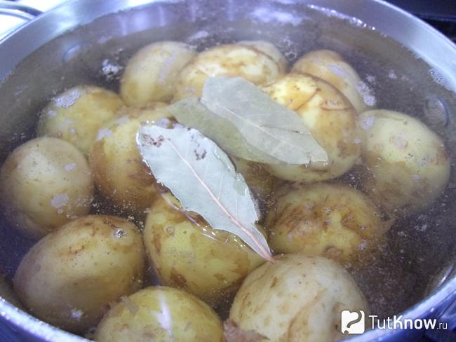 Картофель варится