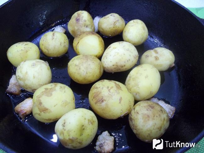 картофель жарится в сковороде