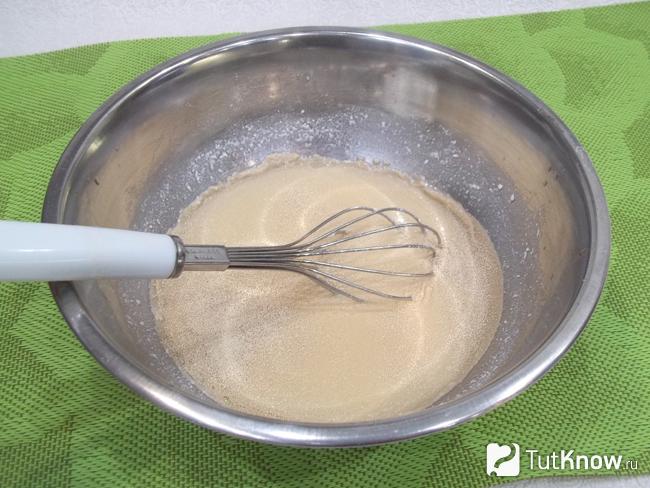 В кефир насыпан сахар и дрожжи