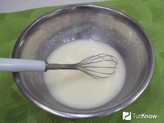 Кефир налит в миску для замеса теста